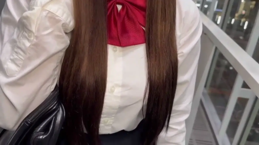 校服 · 脸部 · 站立 · 微笑 · 户外 · 长发 · 散步 · 口罩