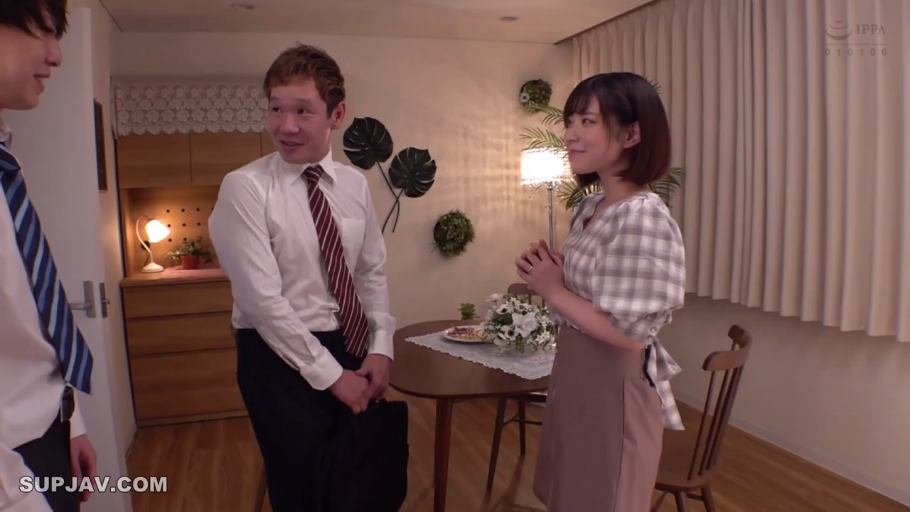 站立 · 全景 · 微笑 · 客厅 · 格纹上衣 · 对谈