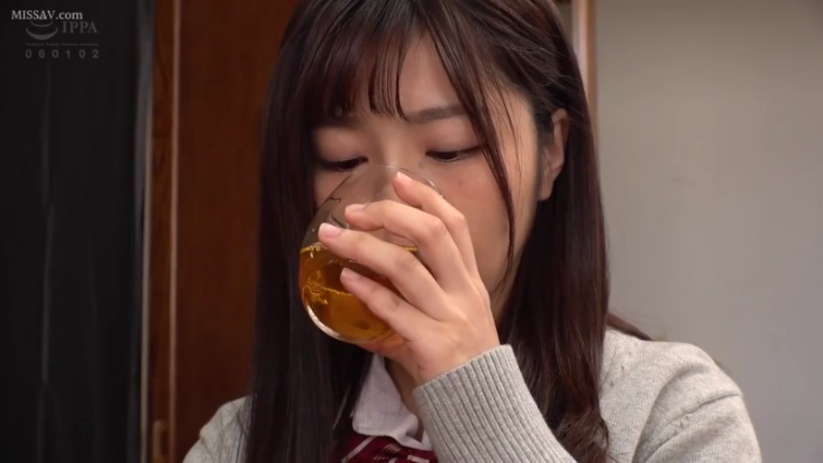 室内 · 坐姿 · 脸部特写 · 平静 · 长发 · 灰色针织衫 · 玻璃杯 · 喝水