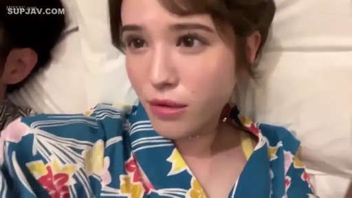 枕头 · 自然 · 仰卧 · 面部特写 · 注视镜头 · 室内床铺 · 蓝色花纹浴衣