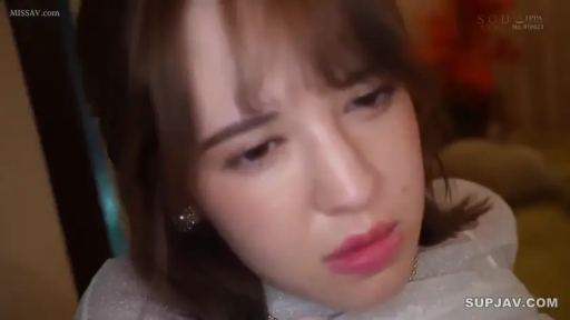 低头 · 卧室 · 面部特写 · 困惑 · 注视 · 长发 · 白色蕾丝衫 · 耳饰