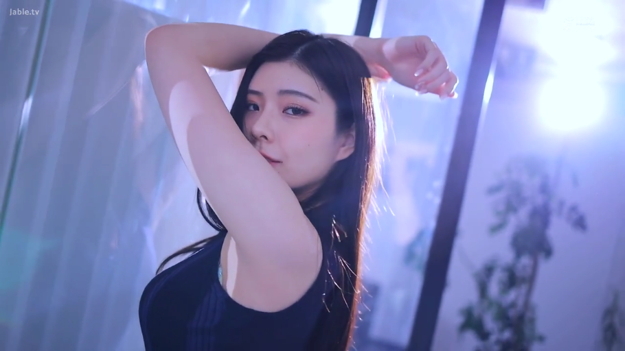 室内 · 中景 · 摆拍 · 诱惑 · 长发 · 无袖上衣 · 侧身回头