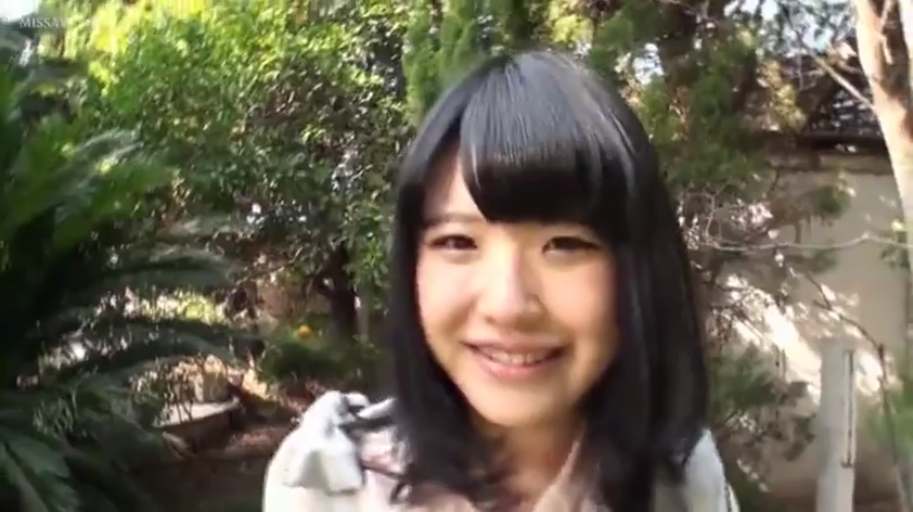 面部特写 · 户外花园 · 甜美微笑 · 浅色上衣 · 黑发 · 正位站立 · 对焦镜头