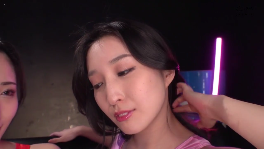 室内 · 顔のクローズアップ · 诱惑 · 凝視 · 熟女 · 看向镜头 · ピンクの吊り帯 · 霓虹灯管