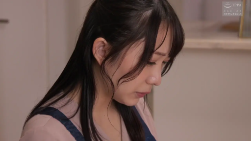 室内 · 瞑想 · 頭を下げる · 委屈 · 顔部のクローズアップ · ピンクの上着