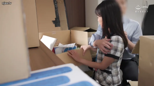 站姿 · 自然 · 纸箱 · 抚摸 · 职场 · 仓库 · 格子制服