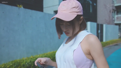 专注 · 运动背心 · 中景 · 站姿 · 看手机 · 手机 · 户外 · 街拍