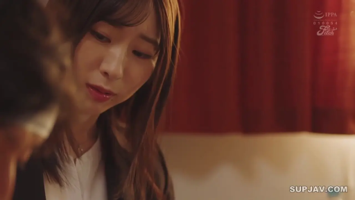 室内 · 俯身 · 面部特写 · 职业装 · 注视 · 温柔