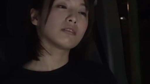 坐姿 · 脸部特写 · 车内 · 黑色上衣