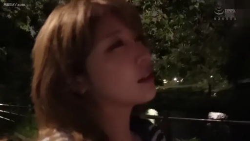 站立 · 休闲装 · 特写 · 户外 · 夜景 · 哀伤 · 仰望