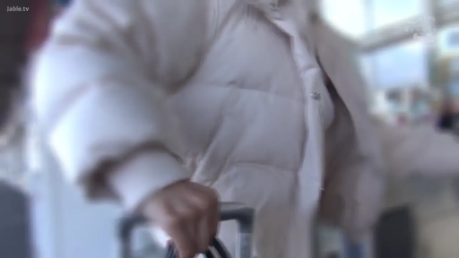 站立 · 走廊 · POV视角 · 背影 · 走动 · 灰色羽绒服