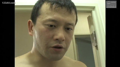 室内 · 严肃 · 脸部 · 凝视 · 正面 · 赤裸 · 成年男性