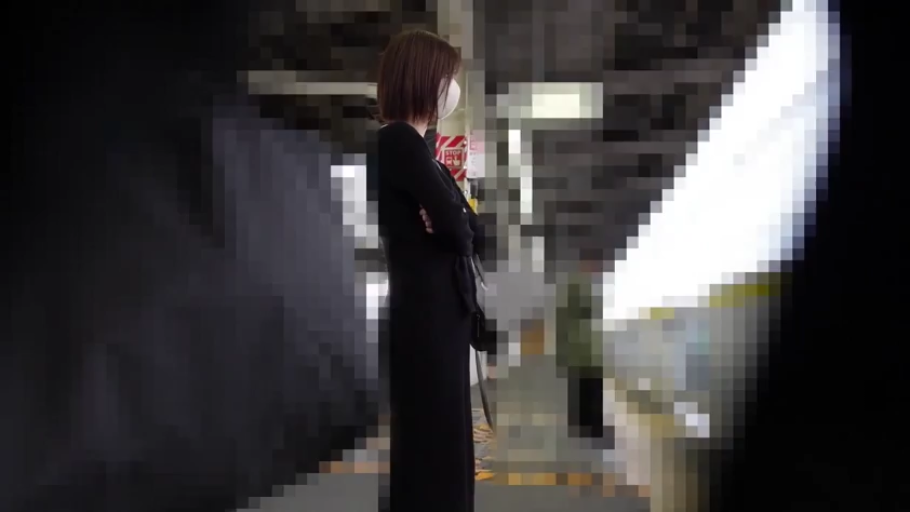 观察 · 口罩 · 口罩遮挡 · 侧面全身 · 黑色长裙 · 像素化 · 户外车站 · 站立抱臂