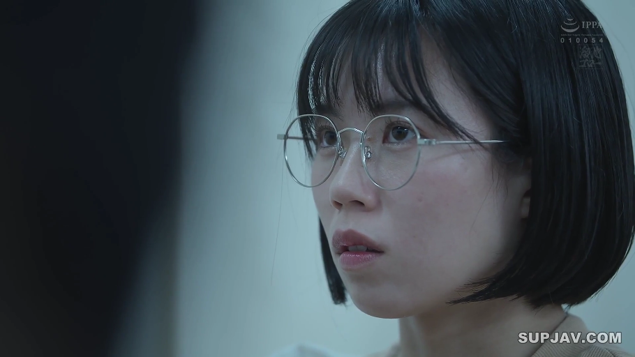 室内 · 脸部特写 · 浅色针织衫