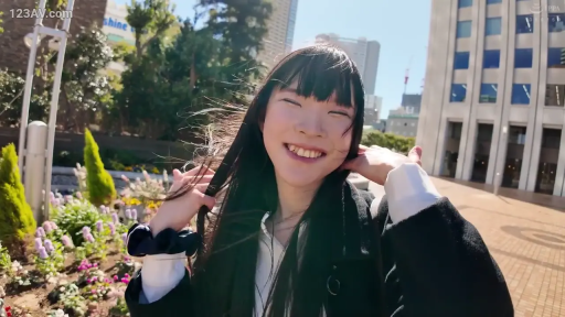 脸部 · 站立 · 灿烂 · 阳光 · 黑色外套 · 整理头发 · 户外街景