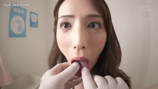 口腔特写 · 配合 · 张嘴 · 诊室 · 医用手套 · 医生角色扮演 · 口腔检查