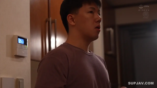 室内 · 站立 · 注视 · 男性 · 惊讶 · 侧脸特写 · T恤 · 控制器