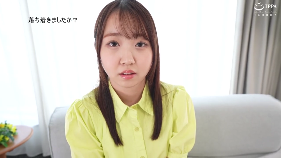 Indoor · Sitting Posture · Sofa · 面部特写 · Gaze · Japanese style · 迷茫 · Light green shirt