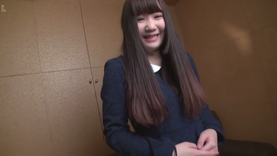 室内 · 站立 · 中景 · 微笑 · 制服 · 注视 · 长发