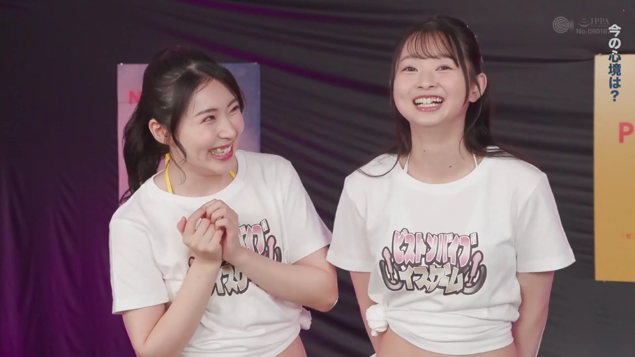 站姿 · 上半身 · 双人 · 摄影棚 · 白色T恤 · 开心 · 背景板 · 互动大笑