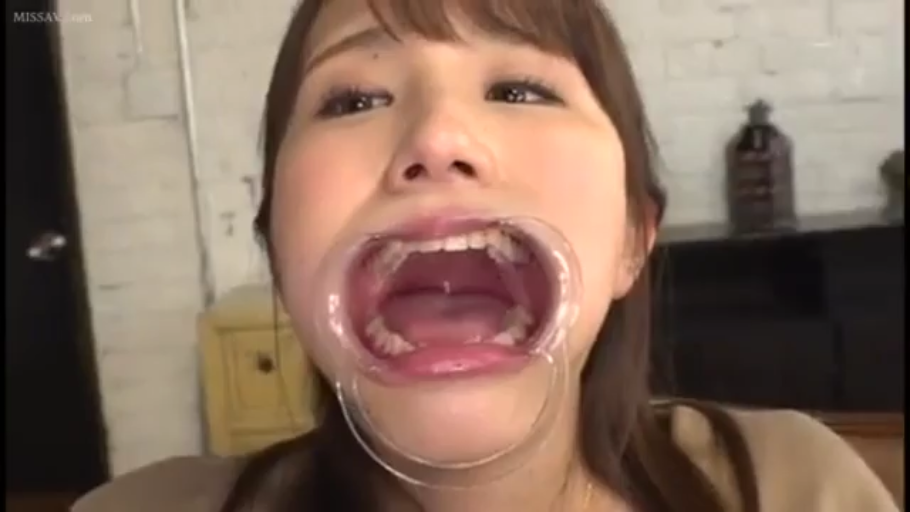 室内 · 口腔特写 · 正面 · 棕色上衣