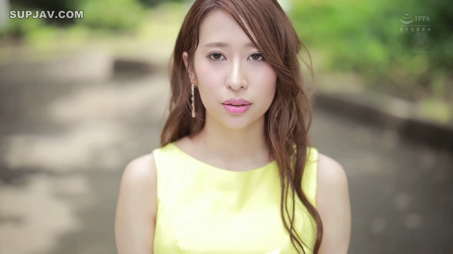 面部特写 · 注视镜头 · 长发 · 耳坠 · 正面站立 · 户外公园 · 平静表情 · 黄色无袖连衣裙