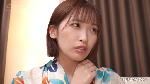 Indoor · Sitting Posture · Close-up of the face · Stare · 短发 · 浴衣 · 微张口