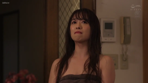 室内 · 委屈 · 站立 · 注视 · 浴巾 · 湿发 · 胸部以上 · 裹浴巾