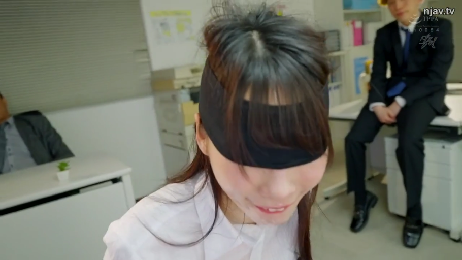 面部 · 办公室 · 迷离 · 跪姿 · 白色衬衫 · 黑色眼罩 · 蒙眼颜射 · 职场系列