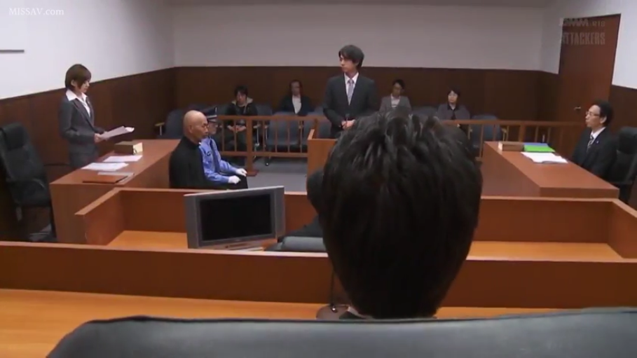 站立 · 严肃 · 角色扮演 · 西装 · 远景 · 办公桌椅 · 法庭 · 庭审