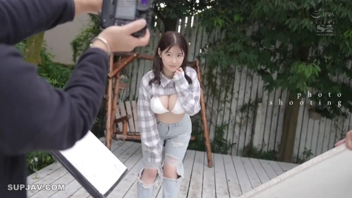 中景 · 站姿 · 摆拍 · 微笑 · 格子衫 · 相机 · 庭院