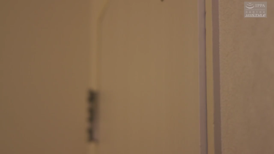 室内 · 严肃 · 脸部 · 便服 · 痴汉 · 门 · 窥视 · 偷窥