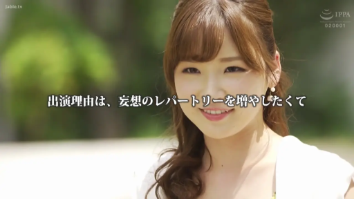 脸部 · 甜美 · 微笑 · 耳环 · 白色上衣 · 户外 · 正面 · 人像