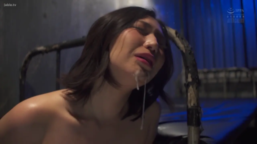 脸部特写 · 失神 · 裸体 · 仰头 · 昏暗室内 · 铁架床 · 颜射留痕 · 液体流下