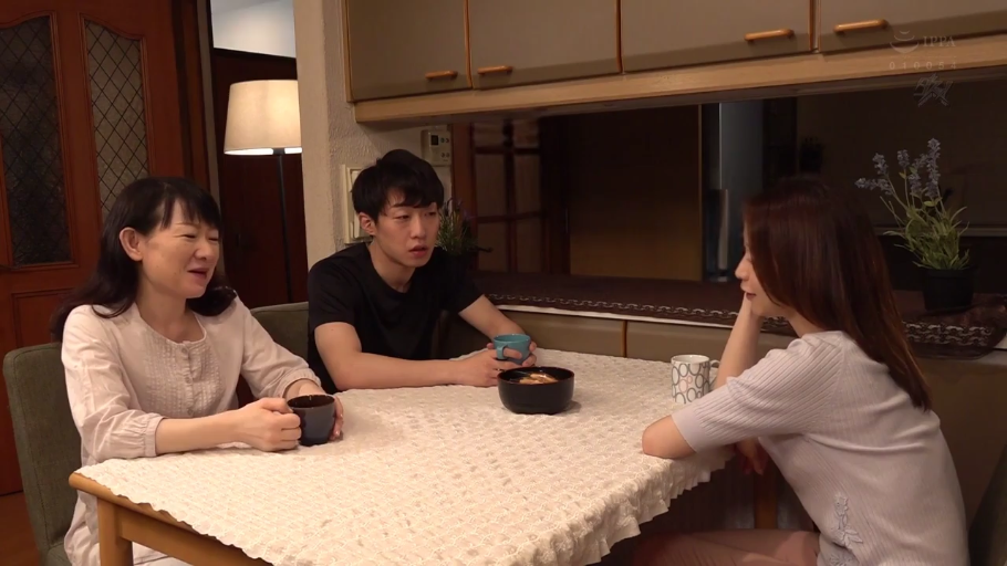 座り姿勢 · 会話 · 中景 · 自然 · カジュアルウェア · 茶杯 · 餐厅 · 家庭背景