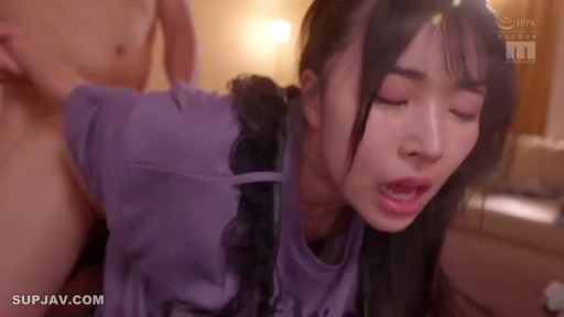 站姿 · 微笑 · 上半身 · 自然光 · 户外街道 · 走动 · 白背心粉衣