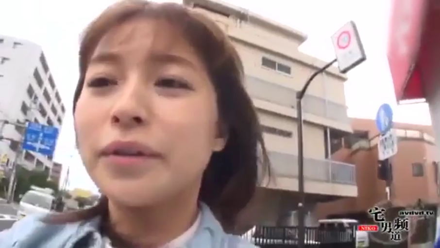 脸部特写 · 自然 · 谈话 · 正面 · 户外街道 · 背景建筑 · 浅蓝色夹克