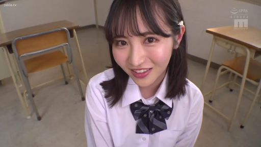 面部 · 校服 · 教室 · 微笑 · 课桌 · 注视 · 仰视 · 清纯风格