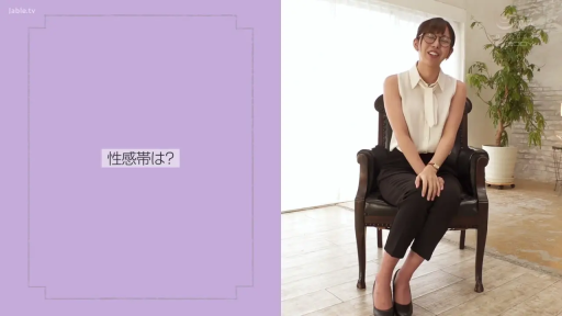 室内 · 坐姿 · 全景 · 椅子 · 笑容 · 访谈 · 眼镜娘 · 无袖白衫