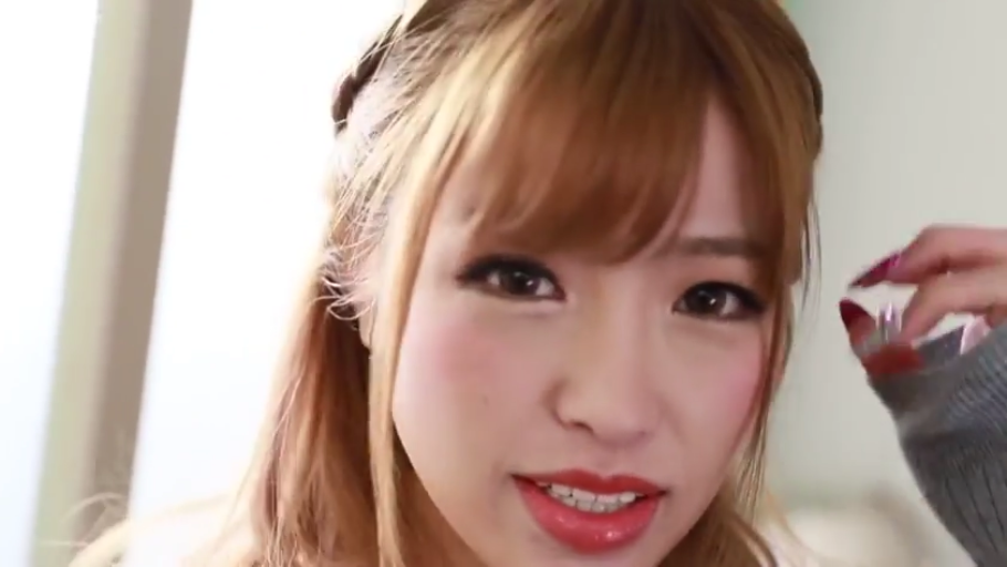 室內 · 臉部特寫 · 微笑 · 注视镜头 · 正面 · 灰色毛衣 · 染发