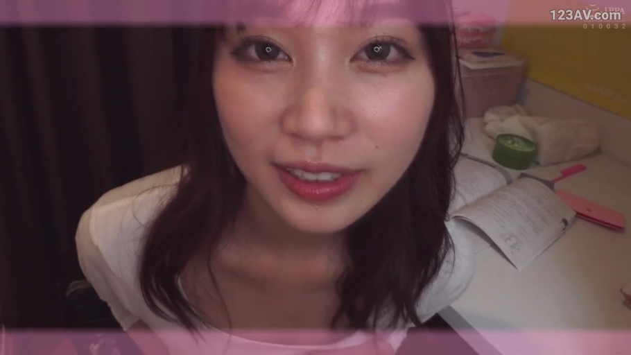 室内 · 俯身 · 微笑 · 面部特写 · 居家 · 对视 · 白色T恤 · 书本