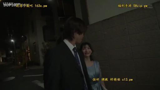 微笑 · 户外 · 行走 · 连衣裙 · 同行 · 夜晚