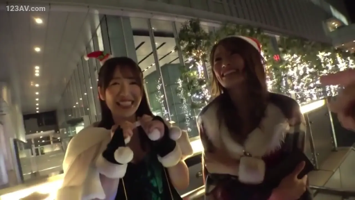 站立 · 多人 · 室外 · 愉快 · 欢笑 · 圣诞装 · 圣诞帽