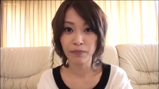 Sitting Posture · Sofa · Smile · Living room · 注视镜头 · Lifestyle · 白底黑边上衣 · 人脸特写