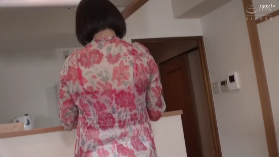 室内 · 站立 · 中景 · 背影 · 水壶 · 碎花上衣 · 走路