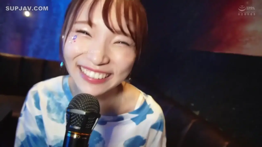 俯身 · 脸部特写 · POV视角 · 麦克风 · KTV · 开心大笑 · 唱歌 · 蓝白印花上衣