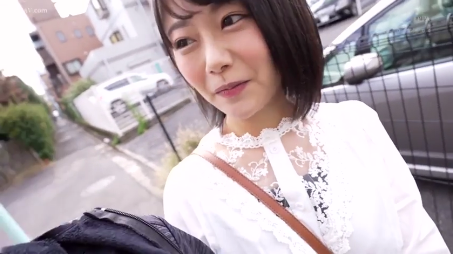 交谈 · 站姿 · 微笑 · 第一人称视角 · 面部特写 · 白色蕾丝上衣 · 户外街道 · 单肩包