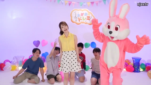 遠景 · 聚会现场 · 兔子人偶 · 兔子玩偶服 · グループ写真 · 站立与蹲坐 · 招手表演 · 欢乐
