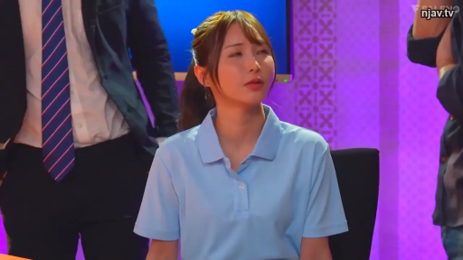 坐姿 · 迷離 · 面部特寫 · 凝视 · 演播室 · 中长发 · 蓝色POLO衫