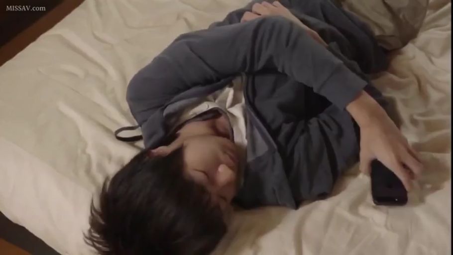 卧室 · 闭眼 · 半身 · 手机 · 男性 · 侧卧 · 连帽衫 · 睡觉